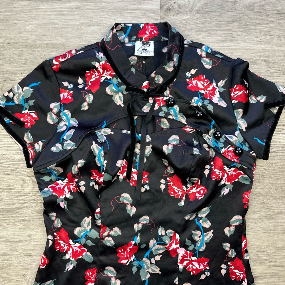 2002 Hell Bunny Silky Floral Peep Hole Chest Blouse Size Medium
